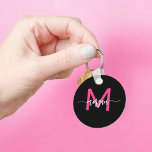 Porte-clés Chaud rose noir moderne Script Girl Monogramme Nom<br><div class="desc">Gardez vos clés dans le style avec notre Hot Pink Modern Script Girly Monogram Nom Porte - clé! Doté d'un design rose vif, ce porte - clé est personnalisé avec votre nom dans un script moderne chic pour une touche personnalisée et tendance. Parfait pour ajouter un peu de flair à...</div>