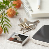 Porte-clés Cheval gris dans une écurie (Côté)