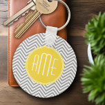 Porte-clés Chevrons gris et jaune Monogramme personnalisé<br><div class="desc">Un design art déco audacieux aux couleurs fraîches et joyeuses. Si vous devez ajuster les monogrammes,  cliquez sur le bouton customiser et apporter des modifications.</div>