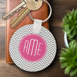 Porte-clés Chevrons gris et rose avec Monogramme personnalisé<br><div class="desc">Un design art déco audacieux aux couleurs fraîches et joyeuses. Si vous devez ajuster les monogrammes,  cliquez sur le bouton customiser et apporter des modifications.</div>