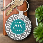 Porte-clés Chevrons turquoises au charbon de bois Monogramme<br><div class="desc">Bleu et gris - Un motif audacieux art déco aux couleurs fraîches et joyeuses. Si vous devez ajuster les monogrammes,  cliquez sur le bouton customiser et apporter des modifications.</div>