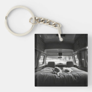 Porte-clés Chien dans le lit d'un camping-car