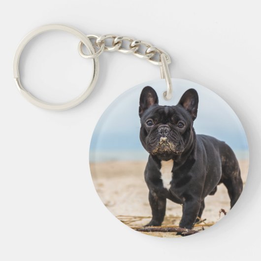 Porte-clés Chien de taureau français jouant dans le sable (Devant)