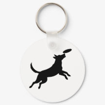 chien sautant pour attraper un frisbee