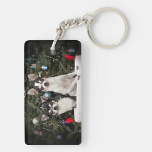 Porte-clés Chihuahua de Noël dans une corbeille rouge