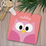 Porte-clés Chouette caricaturale mignonne en rose et corail<br><div class="desc">Une chouette moderne et simple aux couleurs tendance. Vous pouvez ajouter un nom,  un monogramme ou un autre texte personnalisé. Si vous avez besoin de déplacer l'art autour,  cliquez sur le bouton personnaliser pour apporter des modifications.</div>