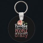 Porte-clés Citation d'amitié Cool Crazy Meilleurs amis<br><div class="desc">L'amitié, c'est trouver des gens qui sont votre genre de fous. Design drôle et humoristique pour vos meilleurs amis qui ne posent jamais de questions quand il s'agit de faire quelque chose de stupide. Cette marchandise de typographie cool est idéale pour la Fête de l'Amitié. Parfait pour symboliser les buts...</div>