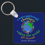 Porte-clés Citation d'ergothérapeute bleu personnalisé<br><div class="desc">Un bel ergothérapeute porte - clé avec des gens tenant la main debout sur la terre. Un joli OT personnalisé présent en bleu pour leur montrer l'appréciation pour tout ce qu'ils font avec la thérapie sensorielle pour aider votre enfant.</div>