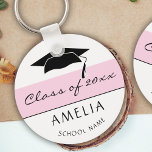 Porte-clés Classe rose moderne et nom du diplômé Graduate<br><div class="desc">Classe de Porte - clé moderne et rose simple avec un nom de diplômé,  le nom de l'école et le chapeau de graduation noir. Bande rose sur arrière - plan blanc. Personnalisez le porte - clé et faites un grand cadeau personnalisé et gardez l'amour pour un diplômé.</div>