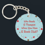Porte-clés club de lecture amusant qui a besoin d'un thérapeu<br><div class="desc">Fun rouge,  marron,  blanc et bleu poka design graphique.  Qui a besoin d'un thérapeute quand vous avez un groupe de bunco ?  Les clubs de livres fournissent un bon soutien. Grand cadeau ou prix pour ce membre du club de lecture dans votre vie.</div>