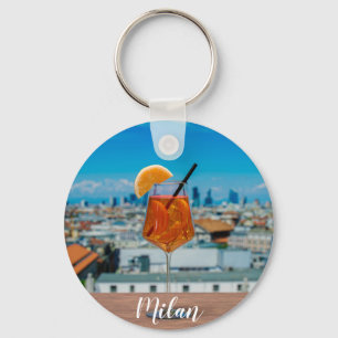 Porte-clés Cocktail Spritz sur une table avec vue sur Milan