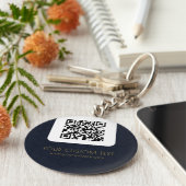 Porte-clés Code QR avec texte personnalisé bleu marine élégan (Côté)