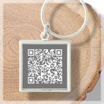 Porte-clés Code QR personnalisable gris<br><div class="desc">Design porte - clé de code QR numérisable. Dans les tons gris clair et blanc. Pour un usage professionnel, professionnel ou personnel. Ajoutez l'adresse de votre site web, le pseudo des médias sociaux ou le lien venmo, paypal ou cashapp. Prêt à customiser en liant votre URL à l'aide du bouton...</div>