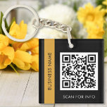 Porte-clés Code QR personnalisé Texte Black Gold moderne<br><div class="desc">Téléchargez un code QR, ajoutez du texte et créez facilement votre porte - clé personnalisé. Cliquez sur MODIFIER pour modifier la couleur ou la couleur du texte de l'arrière - plan. Vous pouvez TRANSFÉRER ce DESIGN sur d'autres produits Zazzle et l'ajuster à la plupart des articles Zazzle. Les conceptions Studio...</div>