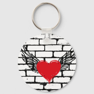 Porte-clés Coeur W/ Ailes sur mur de brique.