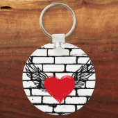 Porte-clés Coeur W/ Ailes sur mur de brique. (Verso)