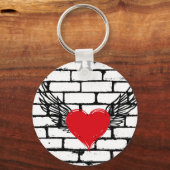 Porte-clés Coeur W/ Ailes sur mur de brique. (Recto)
