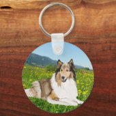 Porte-clés Collie rugueux contre une prairie de betercup. (Recto)