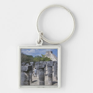 Porte-clés Colonnes de pierre anciennes à Chichen Itza. Centr