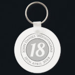 Porte-clés Commémoration d'anniversaire avec le nom, l'âge et<br><div class="desc">Commémorez un anniversaire important avec un porte-clés qui est décoré avec le nom du destinataire,  ainsi que leur âge,  et la date d'anniversaire. Un garde-manger spécial qui est aussi pratique.</div>