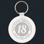 Porte-clés Commémoration d'anniversaire avec le nom, l'âge et<br><div class="desc">Commémorez un anniversaire important avec un porte-clés qui est décoré avec le nom du destinataire,  ainsi que leur âge,  et la date d'anniversaire. Un garde-manger spécial qui est aussi pratique.</div>
