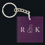 Porte-clés couples élégants monogrammed<br><div class="desc">porte - clé mariage personnalisée avec d'élégantes initiales beige clair sur un riche arrière - plan violet foncé. Parfait pour les couples, Personnalisez maintenant pour ajouter les initiales des couples.</div>