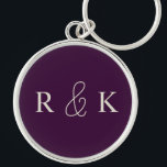 Porte-clés couples mariages élégants monogrammed<br><div class="desc">Porte - clé monogrammed élégant et personnalisé avec des initiales beiges claires sur un riche arrière - plan violet foncé. Parfait pour les couples, Personnalisez maintenant pour ajouter les initiales des couples.</div>