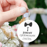 Porte-clés Cravate noire amusante Tuxedo Groomsman Mariage Fa<br><div class="desc">Ce porte - clé mignon est conçu comme un cadeau pour vos groomsmen. Dispose d'un design amusant avec une cravate à arc noir et des boutons sur un arrière - plan blanc. Le texte dit "Groomsman" avec une place pour son nom, avec les noms du couple mariage et la date....</div>
