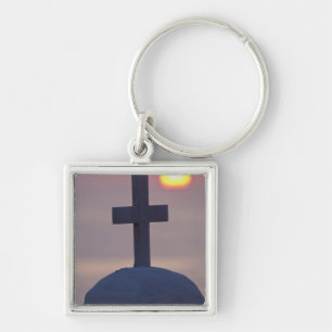 Porte-clés Croix sur le dessus de l'église au coucher du sole
