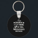 Porte-clés Croyez En La Magie Des Minuscules Mistletoes Nicu<br><div class="desc">Croyez en la magie des minuscules musiciens Nicu Nurse Noël,  appariement,  famille,  Noël,  Noël,  Noël de joie,  2021,  heureux,  nouveau,  année 2022 Noël 2021 Correspondance des pyjamas de famille</div>