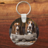 Porte-clés Cute basset hounds lecture de l'actualité (Recto)