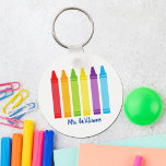 Porte-clés Cute Crayon Enseignant de l'école primaire personn<br><div class="desc">Un beau cadeau de la Semaine d'appréciation de l'enseignant ou de la fin de l'année pour un jardin d'enfants à donner à leur enseignant de l'école primaire. Personnalisé avec un nom sous l'arc-en-ciel mignon de crayons. Un porte - clé adorable pour un professeur d'école maternelle.</div>