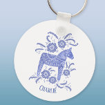 Porte-clés Dala Horse Suédois Folk Art Bleu Nom Personnalisé<br><div class="desc">Un tableau bleu et blanc de perwinkle d'un Cheval de Dala suédois. Très agréable pour Noël,  ou pour les amateurs de cheval et de poney à n'importe quelle période de l'année. Modifiez le nom pour customiser.</div>