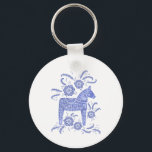 Porte-clés Dala suédois Horse Indigo bleu et blanc<br><div class="desc">Illustration traditionnelle suédoise Dala Horse en bleu indigo et blanc. Parfait pour ceux qui aiment les chevaux et tout ce qui est scandinave.</div>