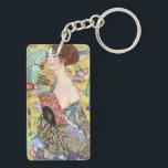 Porte-clés Dame avec ventilateur par Gustav Klimt, Japonisme<br><div class="desc">Lady with Fan (1918) de Gustav Klimt est une peinture vintage de l'époque victorienne Symbolisme portrait d'art. Une belle brune tenant un fan oriental. L'arrière - plan à thème japonais à fleurs dorées est rempli de fleurs exotiques florissantes, de paons et d'autres oiseaux aux ailes étirées. À propos de l'artiste...</div>