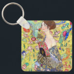 Porte-clés Dame avec ventilateur par Gustav Klimt, Japonisme<br><div class="desc">Lady with Fan (1918) de Gustav Klimt est une peinture vintage de l'époque victorienne Symbolisme portrait d'art. Une belle brune tenant un fan oriental. L'arrière - plan à thème japonais à fleurs dorées est rempli de fleurs exotiques florissantes, de paons et d'autres oiseaux aux ailes étirées. À propos de l'artiste...</div>