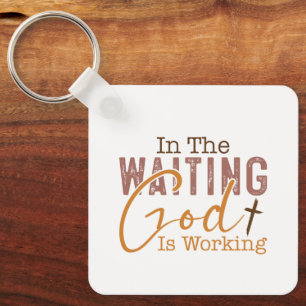 Porte-clés Dans l'attente, Dieu travaille Citation chrétienne