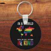 Porte-clés Dans Un Monde Où L'On Peut Être N'Importe Quoi (Recto)