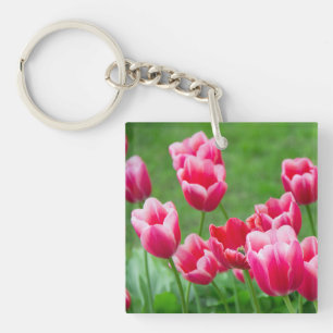 Porte-clés De mignonnes tulipes écarlate dans le jardin