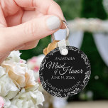 Porte-clés Dentelle d'argent sur la servante noire du Mariage<br><div class="desc">Ces beaux porte - clés sont conçus pour être donnés comme un cadeau ou une faveur de mariage à votre servante d'honneur. L'élégant design présente une frileuse bordure en faux papier gris argenté avec du texte gris pâle sur un arrière - plan noir classique. Il y a de la place...</div>