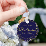 Porte-clés Dentelle d'or Bridesmaid Mariage cadeau Marine Blu<br><div class="desc">Ces porte - clés sont conçus pour donner comme faveurs aux serveuses d'honneur à votre mariage. Elles présentent un design simple mais élégant avec un arrière - plan bleu marine, des lettres dorées et une bordure en dentelle florale en faux feuille doré. Une façon parfaite de remercier vos demoiselles d'honneur...</div>