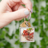 Porte-clés Dessert de fraise avec du yaourt frais (main)