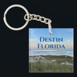 Porte-clés Destin Florida Custom Beach Vacances Souvenir<br><div class="desc">Ce porte - clé de plage pittoresque de Destin en Floride présente le magnifique coucher de soleil rose et orange touchant doucement les vagues de l'océan au-dessus du sable et de l'herbe de mer. Magnifique souvenir de souvenirs balnéaire avec date de voyage personnalisée et nom de famille pour votre lieu...</div>