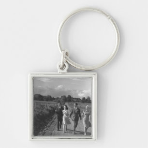 Porte-clés Deux couples marchant sur la route de campagne B&W