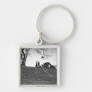 Porte-clés Deux garçons pilotant le cerf-volant sur la