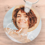 Porte-clés Diplômé Simple Moderne Script Grad Photo<br><div class="desc">Ce design simple et moderne est composé de sans serif et de typographie cursive ludique et d'ajouter une photo personnalisée.</div>