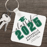 Porte-clés Diplômé vert<br><div class="desc">Classe de 2025 Bold Elegant Black and Green Graduation Keepsaké Porte - clé Célébrez cette étape spéciale avec un porte - clé élégant et personnalisé conçu pour le diplômé. Avec "Class of 2025" (ou n'importe quelle année) en caractères gras, l'icône de l'année et de la casquette de graduation sont en...</div>