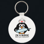 Porte-clés drôle avec infirmière pingouin<br><div class="desc">Porte-clés drôle avec une infirmière mignonne pingouin et citation. Je suis infirmière,  quelle est votre superpouvoir? Texte et couleurs personnalisables. Idée drôle de cadeau pour la semaine des infirmières,  diplômée de l'école d'infirmières ou infirmières autorisées. Caricature d'oiseau animal avec aiguille de seringue.</div>