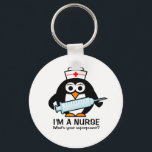 Porte-clés drôle avec infirmière pingouin<br><div class="desc">Porte-clés drôle avec une infirmière mignonne pingouin et citation. Je suis infirmière,  quelle est votre superpouvoir? Texte et couleurs personnalisables. Idée drôle de cadeau pour la semaine des infirmières,  diplômée de l'école d'infirmières ou infirmières autorisées. Caricature d'oiseau animal avec aiguille de seringue.</div>