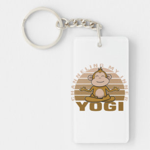 Porte-clés Drôle mignon singe faisant du yoga. drôle de pose